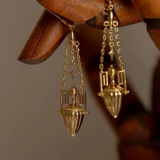 VOLLANA™ Pendientes Largos Punk de Cobre Brillante con Circonita – Estilo Cónico y Moderno para Mujer